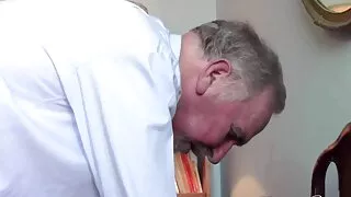 නව වසර උදාව වන විට අර්ධ සොයුරිය ඉරිතලා දමන්න.