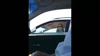 මෝනා අසාර් අසල්වැසියාගේ flabby කුකුළා හිනා.