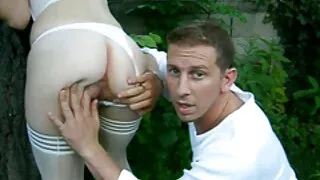 වැනෙසා මූන් දිගු කුකුළා ගනී.