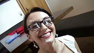 ඇය ඇගේ පස්ස අතගෑවේ අපිරිසිදු ගුද මගුලකට.