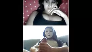 පෙම්වතියන් අල්ලපු අසල්වැසියාට කෙලවයි.