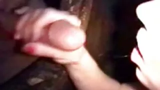 ඒ ලතින් ජාතිකයා ආගන්තුකයා ඉදිරියේ තට්ට මිනිසා ලුහුබැඳ.