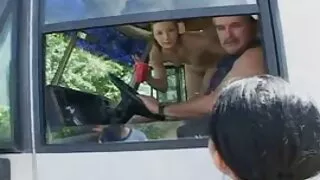 ඇය ඇගේ පුසව සහ පස්ස තුනක් අහුලා ගනී.