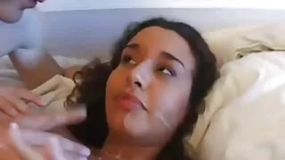 Mustachioed අවවාදය වෙනුවෙන් කොන්ඩම් දී දැරියක් කෙළ.