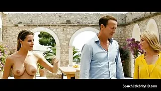 Stella Co mostra ඇගේ පියයුරු පෙන්වයි හා කුකුළා මත නැග.