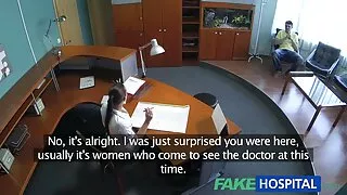 Lala iv tol ඇගේ රෙද්ද කෙස් බෑන්ඩ් ගලවා.