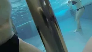 ඇගේ පස්ස සහ පස්ස දෙකම නාඳුනන අය.