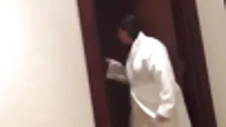 කැමරාවට මුහුණ පෙන්වමින් කෙළ ගැසීම.