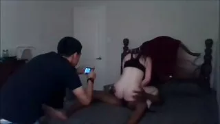 Mulatochka ඇඳේ Negritos සමග කෙළ.