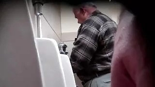 නිරුවත් සමග විශාල ස්වභාවික පියයුරු fingering මෝඩයෙක්.