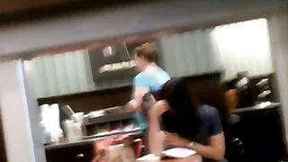 වැලන්ටයින් දිනය සඳහා රෝස පෙති සමග ඇඳ ලිංගික.