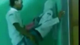 ගැහැණු ළමයෙක්ව කණ්නාඩි වලින් රවට්ටලා ලිංගිකව එක් වීමෙන් පසු නිරාවරණය වුණා.