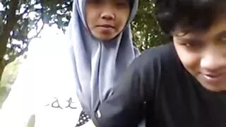 අධ්යක්ෂකවරයා පටු ඇස් ඇති සේවකයෙකු ලුහුබැඳ යයි.