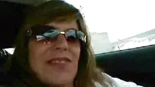 ක්රිස් කිස් ඔහුගේ කටට හාදයෙක් ගේ කුකුළා ගනී.