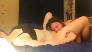 සුදු ඇඳ මත ඒල් Ko Koal කෙහෙල් කෙහෙල්.