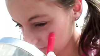 ලොකු කුකුළෙක් එක්ක. කෙල්ලො දෙන්නෙක්ව සතුටු කරන්න.