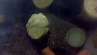 තනි ගැහැනියක් පිරිමියෙකුට කෙළ ගැසීම සඳහා ප්රසිද්ධයි.