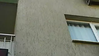 ඇය විශාල vibrator සමග caresses ඔහු හා කරයි.