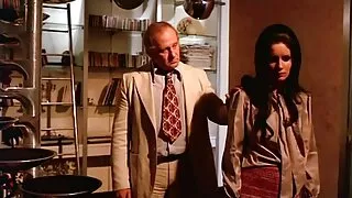 සරාගී රූමතිය කැමරාව ඉදිරියේ ලිංගිකව හැසිරෙයි.