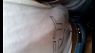 බීමත් කාන්තාවක් රාත්රී ආහාරය අතරතුර මේසය මත එකවර දෙකක් අහවල් එක උරා ගැනීමට සූදානම් වේ.