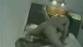 ඔහු සුන්දරත්වය කකුල් ලෙවකමින් චිමිනි ඇය පහර.