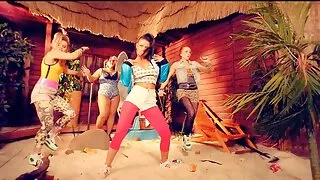 ආදරෙන් බැඳුනු යුවලක් ට්රේලර් එකේ.