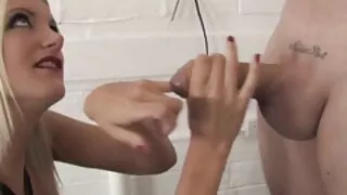 සෙරීනා සැන්ටොස් ට ඕන කෙහෙල් ගෙඩියක් අරගෙන ඇගේ මුහුණ අපිරිසිදු කරගන්න.