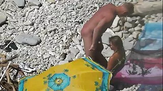 Lika B ඇඟිලි ඇගේ කකුල් අතර තෙත් කුහරය.