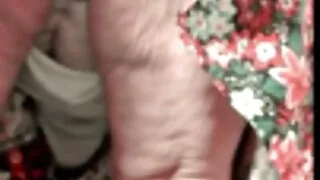 කාර්මෙලා ක්ලච් දුප්පත් කෙල්ලව ඩිල්ඩෝ එකකින් සන්සුන් කරයි.