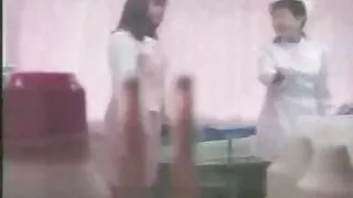 ඔහු තම මුඛයෙන් ශුක්රාණු ඇස් වලට මුදා හරියි.