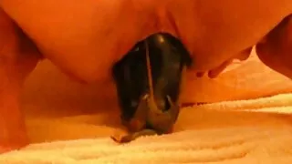 රුමේනියානු කාන්තාවක් ද්විත්ව විනිවිදභාවය සමග අවදි වේ.