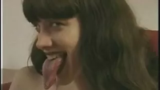 බිම සහ යහන මත අනුරාගී යුවලක් ලිංගික.