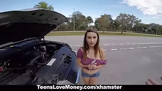 ටීනා යාලුවෙකුත් එක්ක පස්ස පැත්තට යනවා.