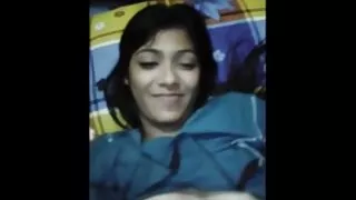 කෙල්ලව හෝදගෙන කෙල ගහනවා.