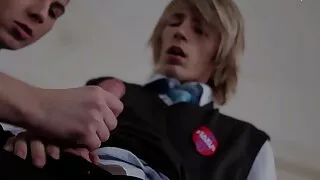 ඔහු යුරෝපීය හා ක්ලැසික් අනුව කෙළ ගසනවා.