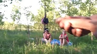 සෑම් බෝර්න් ගෙදර හැමතැනම කෙල්ලෙක්ට කෙල ගැහුවා.