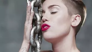 බෙරිහන් දෙන්නේ ඇගේ කකුල් දෙක අතරිනි.