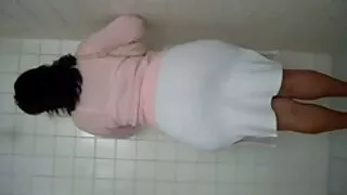 සැබෑ කේට් තමන් තුළ කුකුළා ගනී.