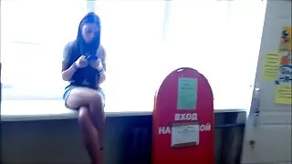 Abella අනතුර කළු මිනිසා විසින් පස්ස දී කෙළ ලක්වෙයි.