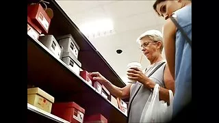 Brunette polishes අසල්වැසියාගේ කුකුළා බබළන්න.